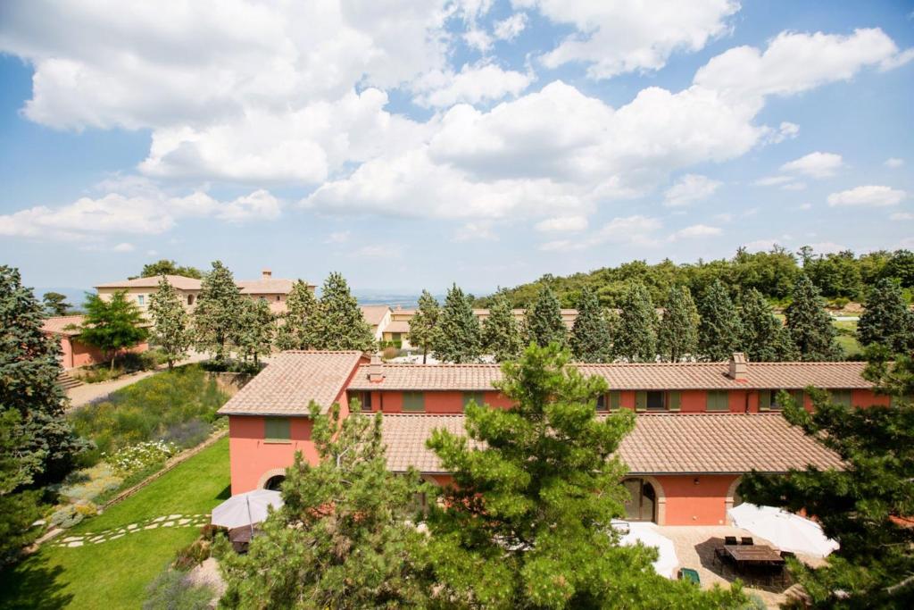 - une vue aérienne sur un complexe arboré dans l'établissement Luxury Resort with swimming pool in the Tuscan countryside, apartments with private outdoor area with panoramic view, à Osteria Delle Noci