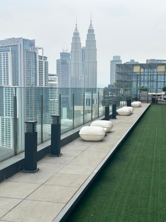 eine Reihe von Sitzsäcken auf dem Dach eines Gebäudes in der Unterkunft Anggun Residence KL by F&F in Kuala Lumpur
