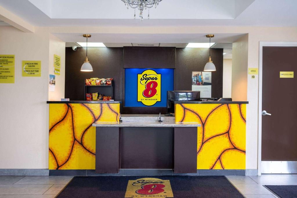 un restaurante de comida rápida con un letrero amarillo y azul en Super 8 by Wyndham Salisbury, en Salisbury