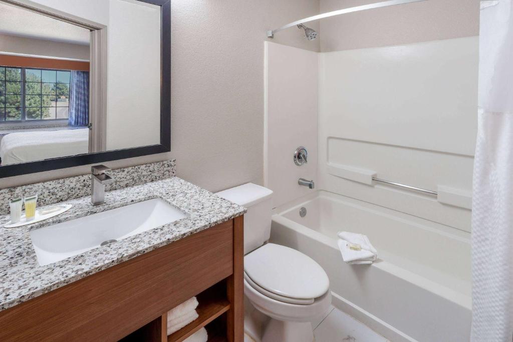 Days Inn & Suites by Wyndham Greeley - Queen Room - Non-Smoking