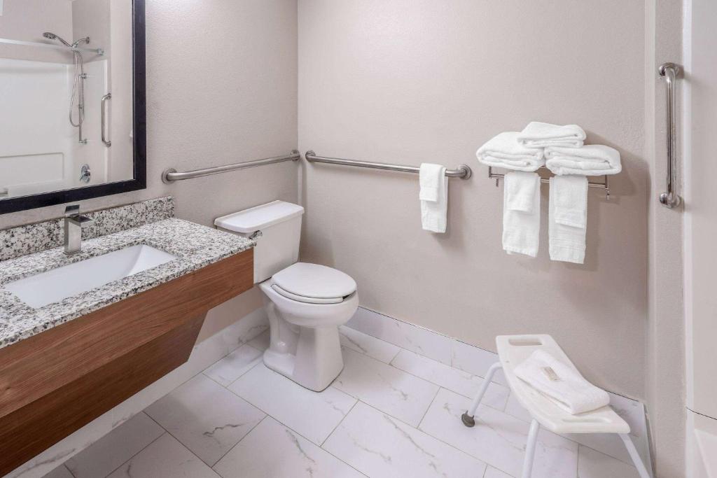 Days Inn & Suites by Wyndham Greeley - Queen Room - Mobility Access/Non-Smoking