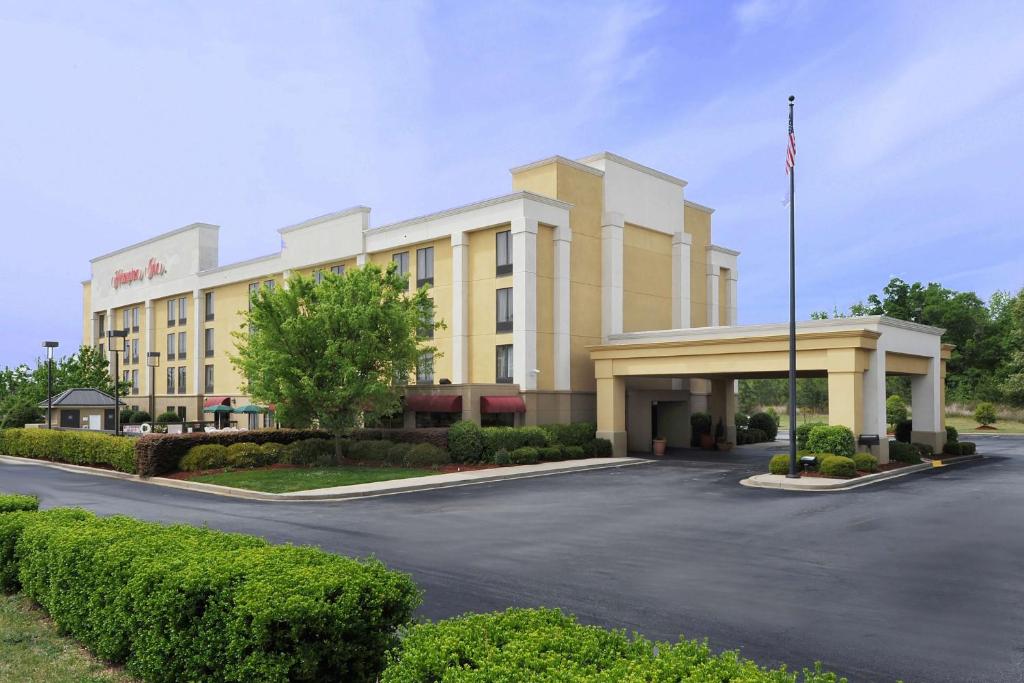 una representación de un hotel con aparcamiento en Hampton Inn Spartanburg Hotel, en Spartanburg