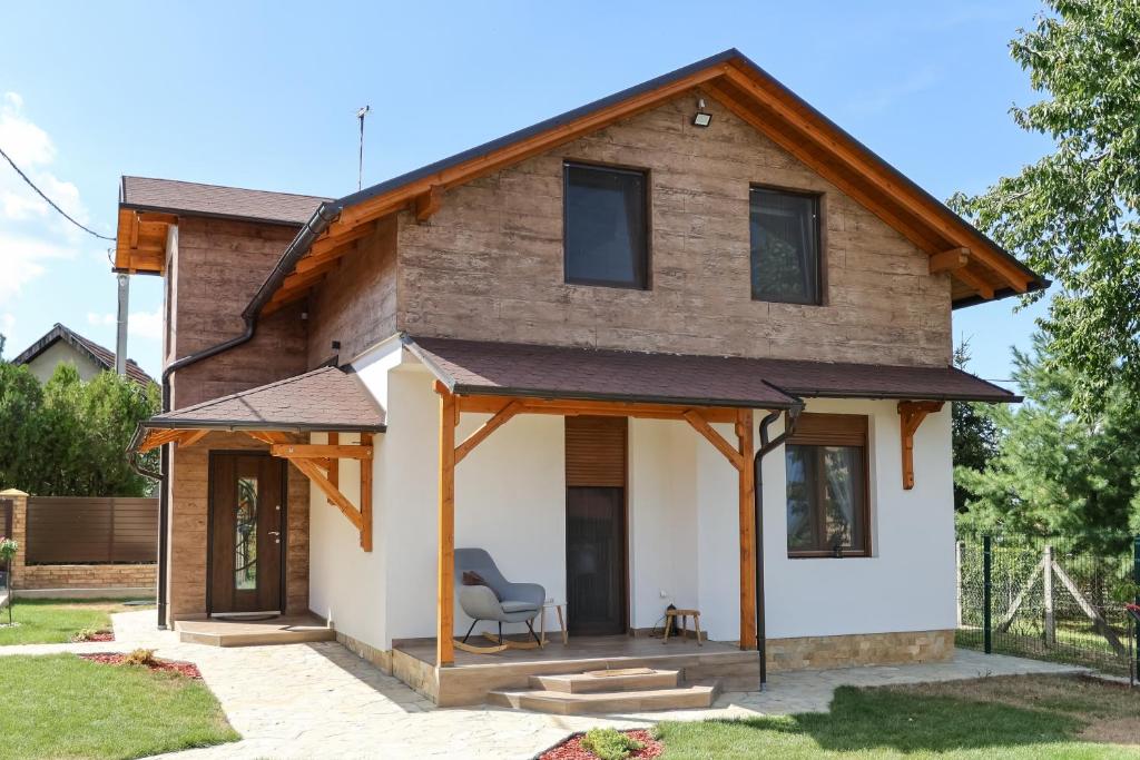 uma casa com um alpendre envolvente em Vila Banstolija em Velika Remeta