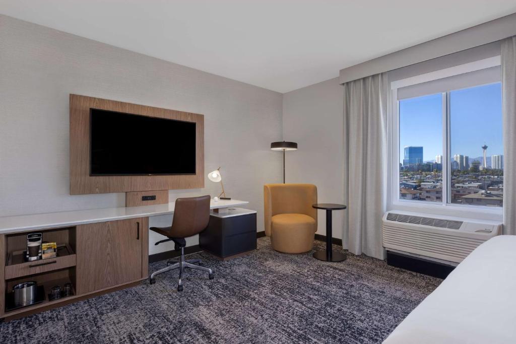 TV a/nebo společenská místnost v ubytování DoubleTree by Hilton Las Vegas East Flamingo