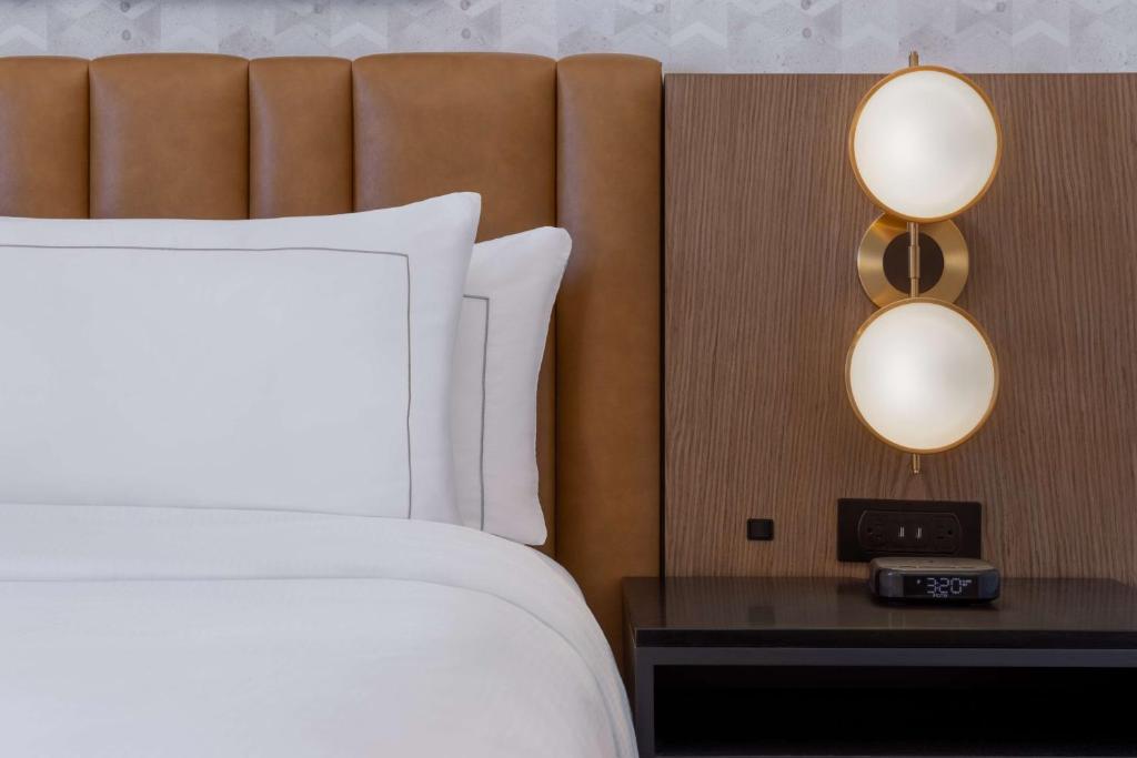 Postel nebo postele na pokoji v ubytování DoubleTree by Hilton Las Vegas East Flamingo