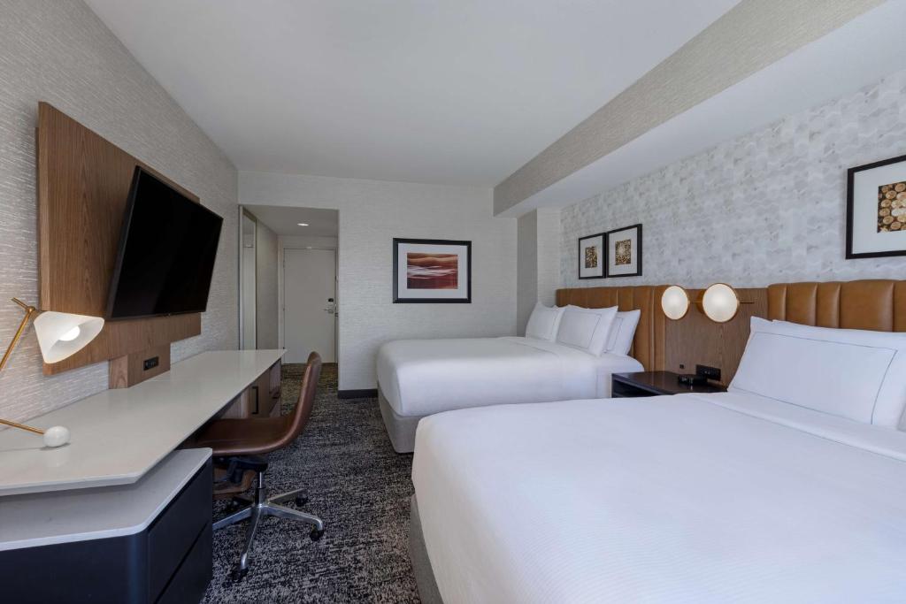 Postel nebo postele na pokoji v ubytování DoubleTree by Hilton Las Vegas East Flamingo