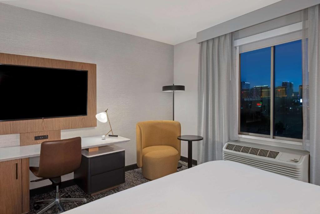TV a/nebo společenská místnost v ubytování DoubleTree by Hilton Las Vegas East Flamingo