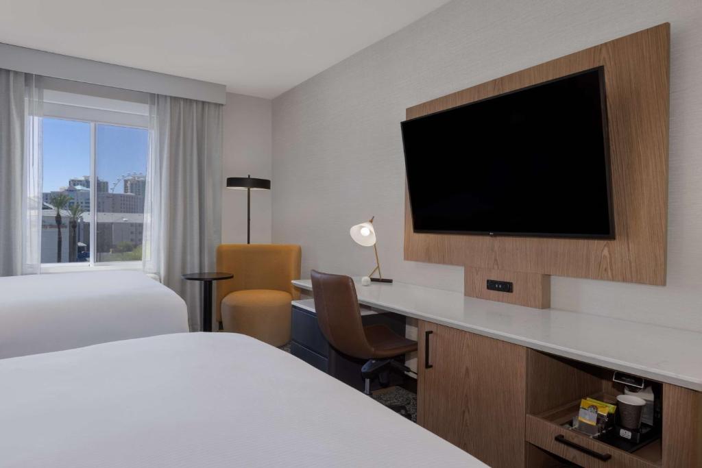 TV a/nebo společenská místnost v ubytování DoubleTree by Hilton Las Vegas East Flamingo