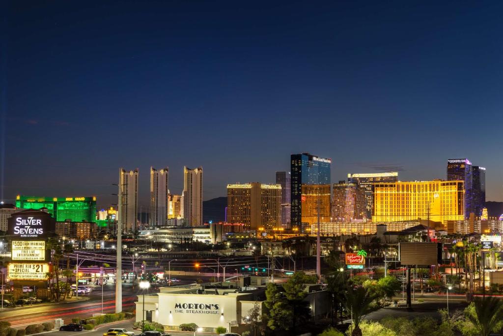 Nespecifikovaný výhled na destinaci Las Vegas nebo výhled na město při pohledu z hotelu