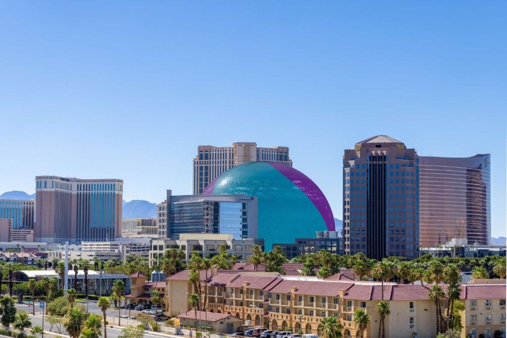 Nespecifikovaný výhled na destinaci Las Vegas nebo výhled na město při pohledu z hotelu