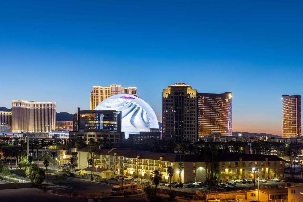 Nespecifikovaný výhled na destinaci Las Vegas nebo výhled na město při pohledu z hotelu