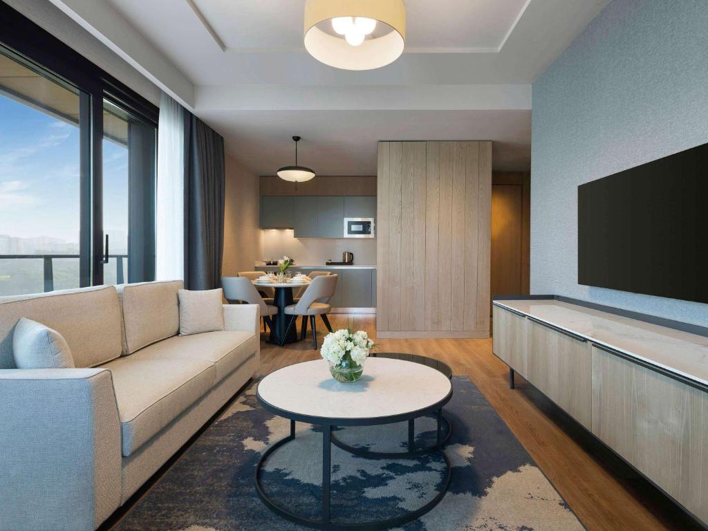 TV a/nebo společenská místnost v ubytování Movenpick Living Istanbul Camlivadi