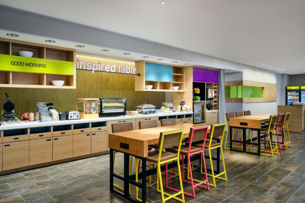 Home2 Suites By Hilton Richmond Glensideにあるキッチンまたは簡易キッチン