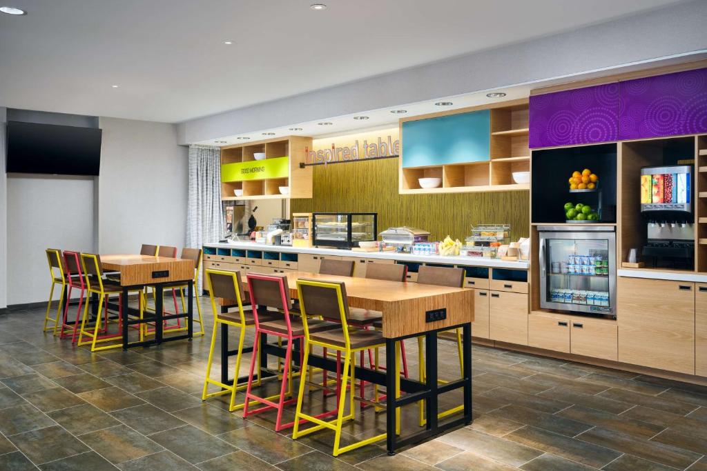Home2 Suites By Hilton Richmond Glensideにあるキッチンまたは簡易キッチン