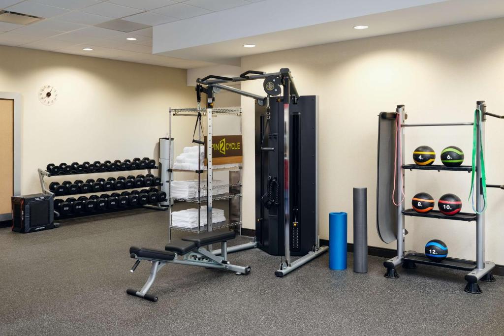 Home2 Suites By Hilton Richmond Glensideにあるフィットネスセンターまたはフィットネス設備