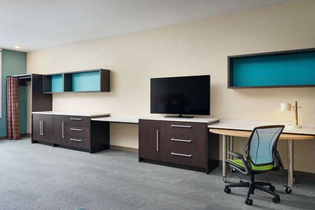 Home2 Suites By Hilton Richmond Glensideにあるテレビまたはエンターテインメントセンター