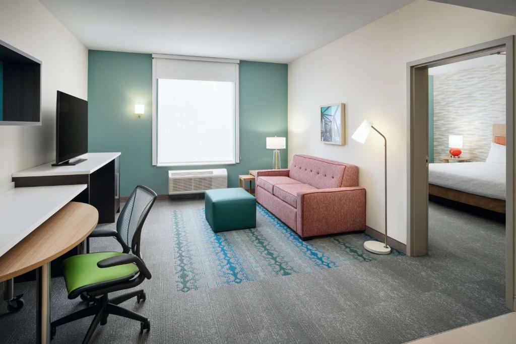 Home2 Suites By Hilton Richmond Glensideにあるテレビまたはエンターテインメントセンター