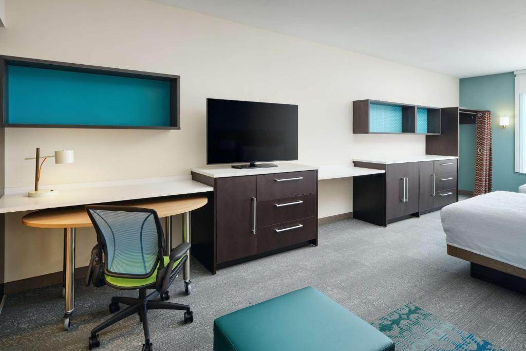Home2 Suites By Hilton Richmond Glensideにあるテレビまたはエンターテインメントセンター