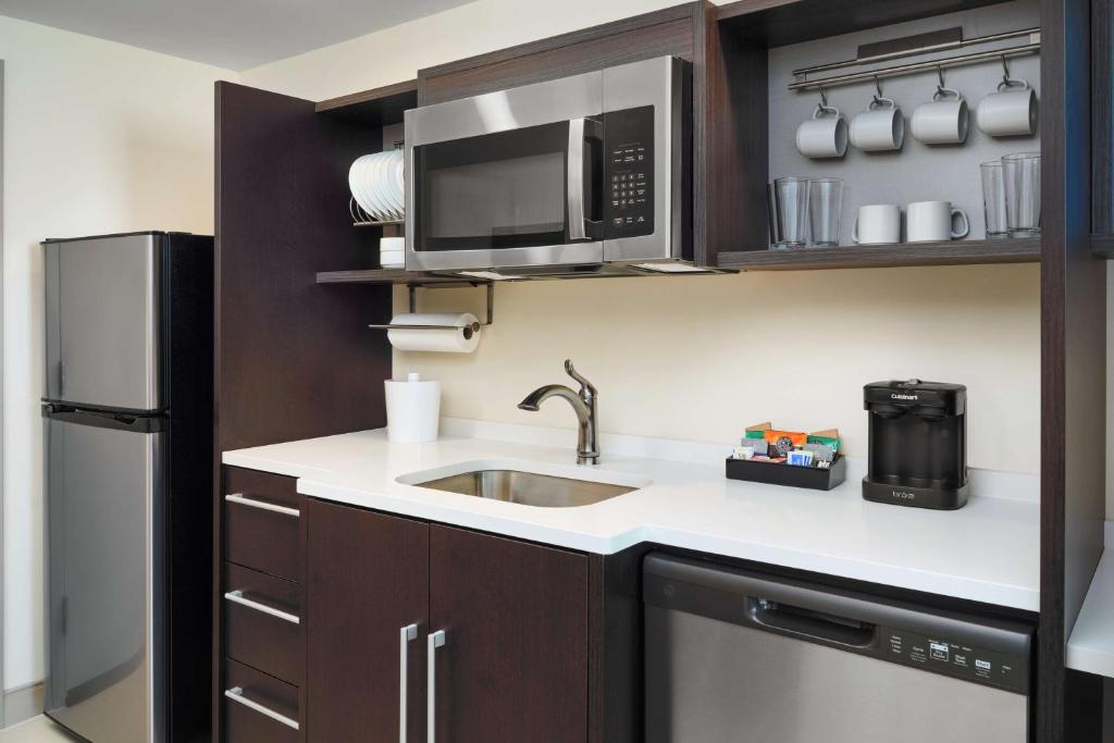 Home2 Suites By Hilton Richmond Glensideにあるキッチンまたは簡易キッチン