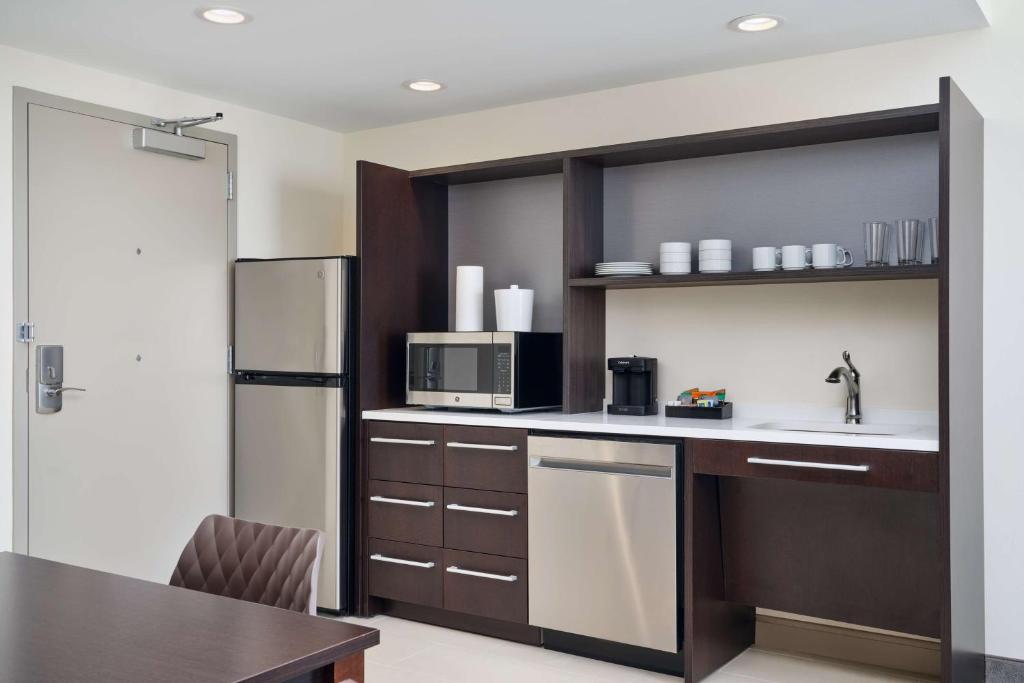 Home2 Suites By Hilton Richmond Glensideにあるキッチンまたは簡易キッチン