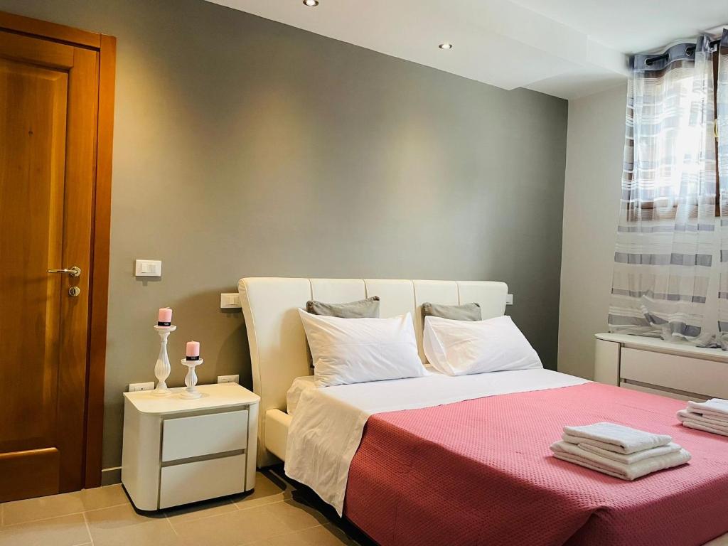 um quarto com uma cama grande e um cobertor vermelho em La Casa di Pino em Agerola
