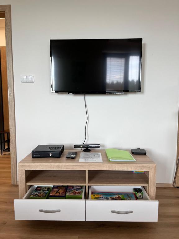 TV a/nebo společenská místnost v ubytování Apartmán Plešivec ALL4FUN u sjezdovky