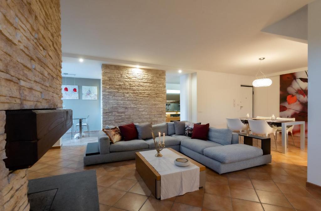 ein Wohnzimmer mit einem Sofa und einem TV in der Unterkunft Villa Marilì in Bracciano