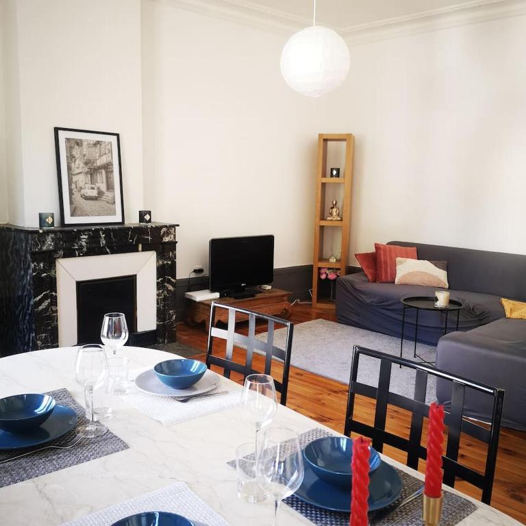 un salon avec une table et un canapé dans l'établissement Appartement Cosy, à Saint-Étienne