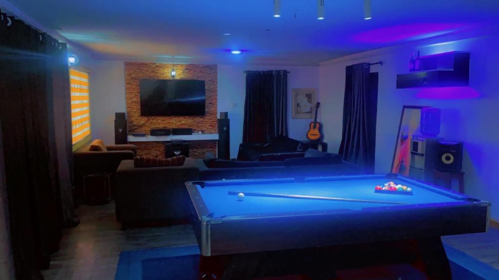 TV a/nebo společenská místnost v ubytování Maleeks Apartment Ikeja "Shared 2Bedroom Apt, individual private rooms and baths"