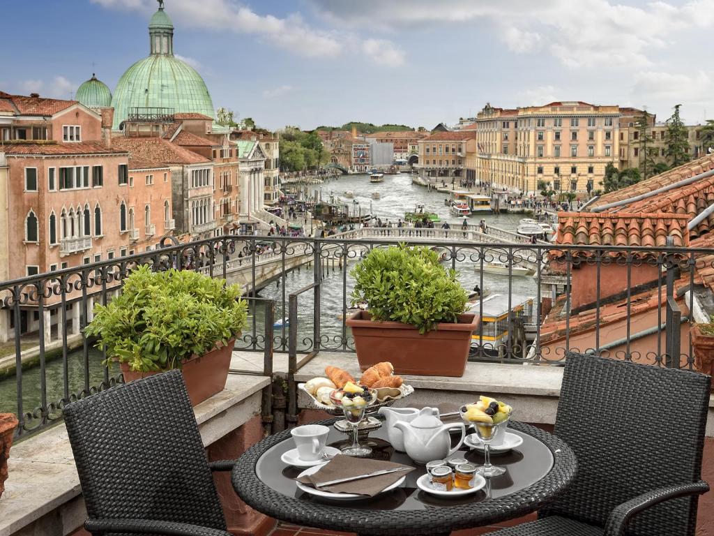 Výhled na řeku, která protéká v blízkosti hotelu