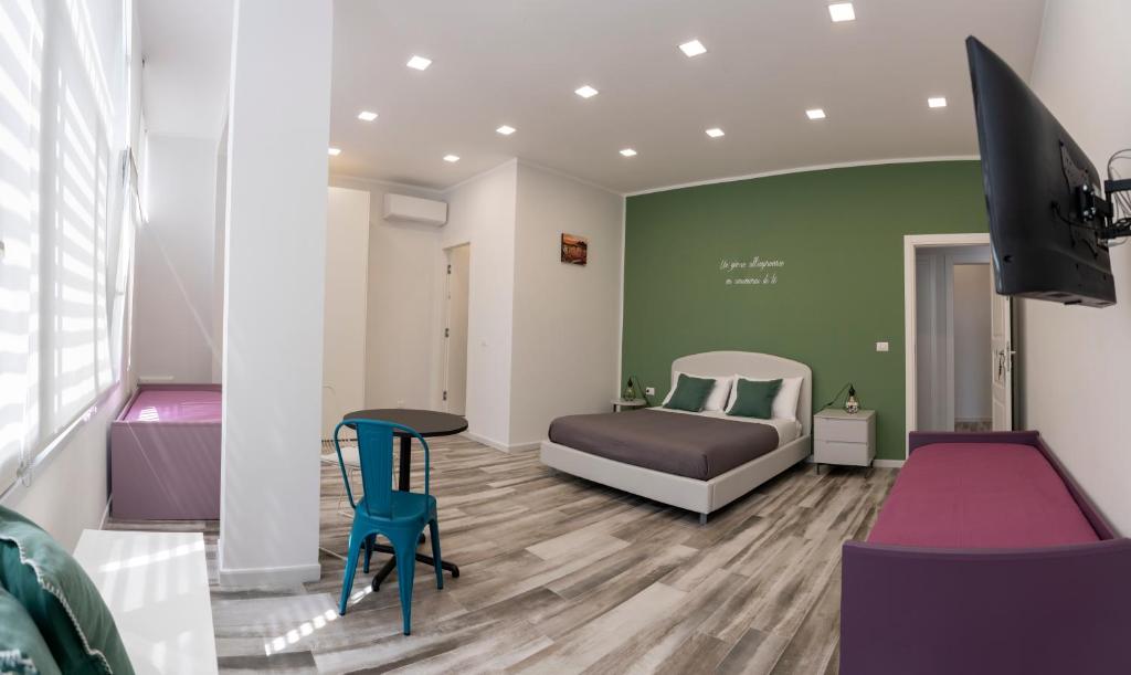 1 dormitorio con 1 cama y TV en una habitación en Fara's House, en Nápoles