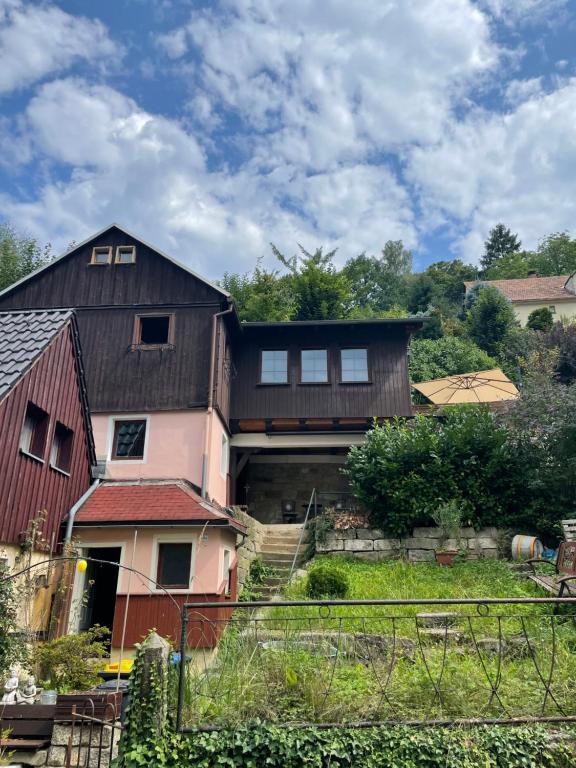 ein großes Haus mit einem Gameradach in der Unterkunft Ferienhaus Königstein in Königstein an der Elbe