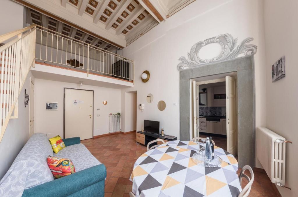 un soggiorno con divano blu e tavolo di Fabroniana apartment Elegant a Pistoia