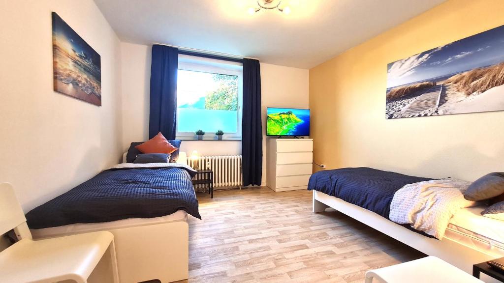 sypialnia z 2 łóżkami i oknem w obiekcie Perfect Apartment in Unna close to Dortmund w mieście Unna
