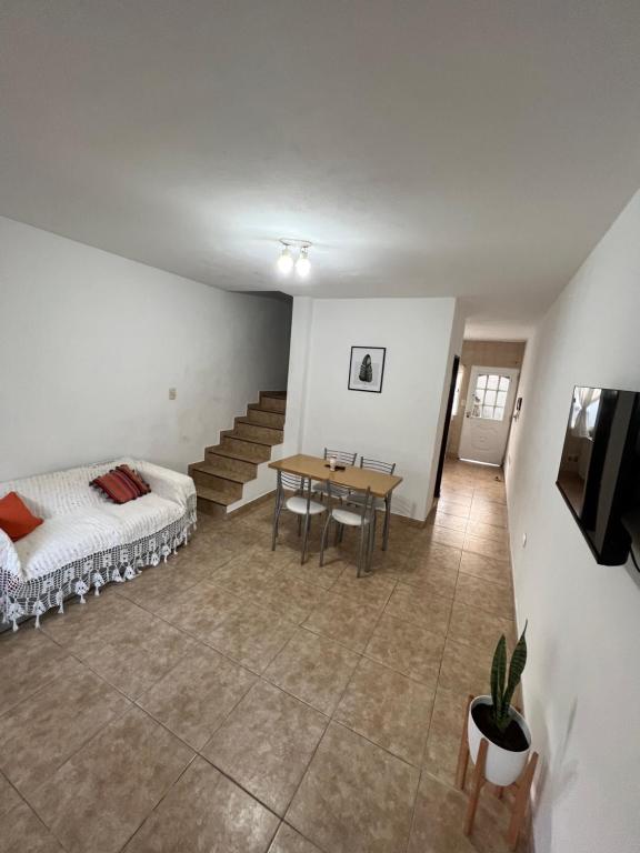 Habitación con cama, mesa y escaleras en Casa 3 ambientes con patio en Lanus en Gerli