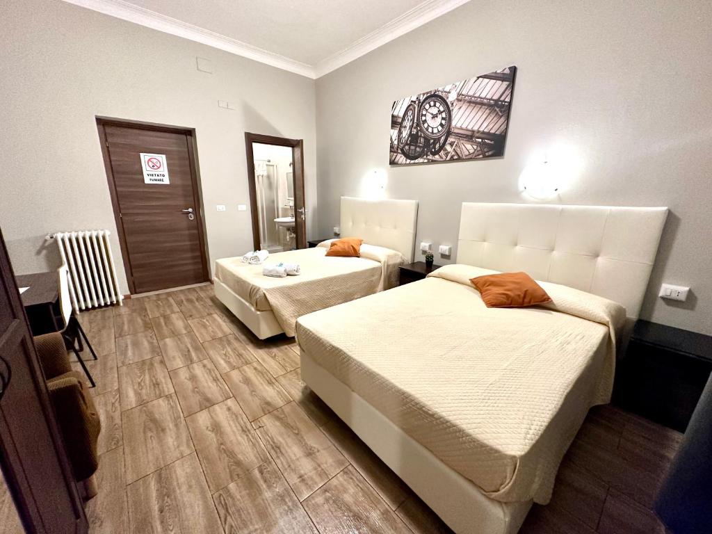 um quarto de hotel com duas camas num quarto em Golden Milano Hotel em Milão