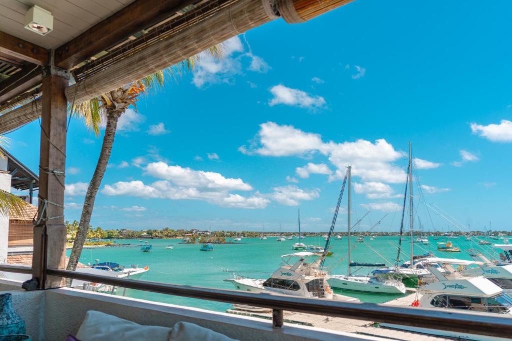 Beachfront Luxurious Stunning Sunset Boulevard Apartment, Grand Baie - Housity