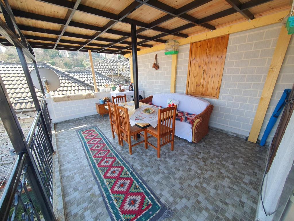Balkón nebo terasa v ubytování "Mani Guest House"