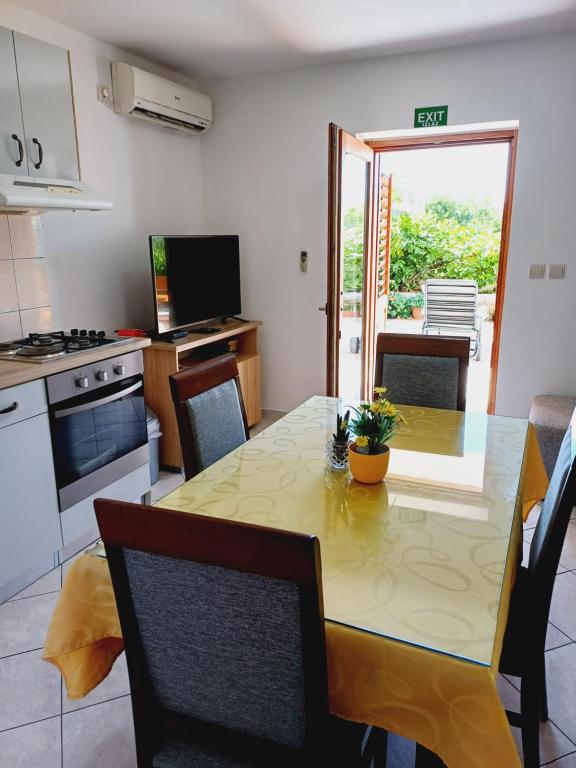 Kuchyňa alebo kuchynka v ubytovaní Apartments Jure Miljak