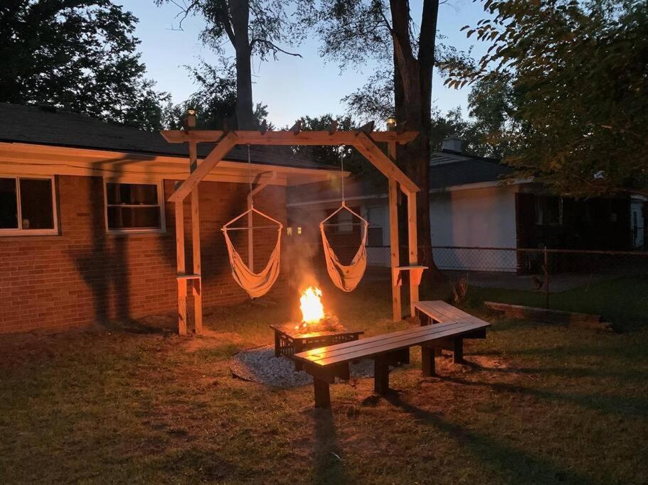een vuur in een achtertuin met twee hangmatten bij Charming and Stylish Gem in Oak Park