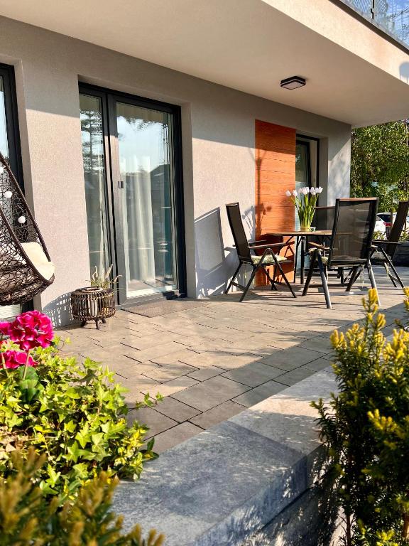 Patio lub wspólna przestrzeń na świeżym powietrzu w obiekcie Apartament Baltic A8 Pobierowo