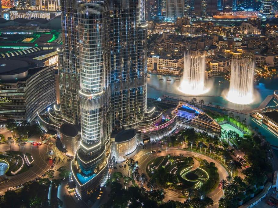 een luchtzicht op een stad 's nachts bij WORLD CLASS 3BR with full BURJ KHALIFA and FOUNTAIN VIEW in Dubai