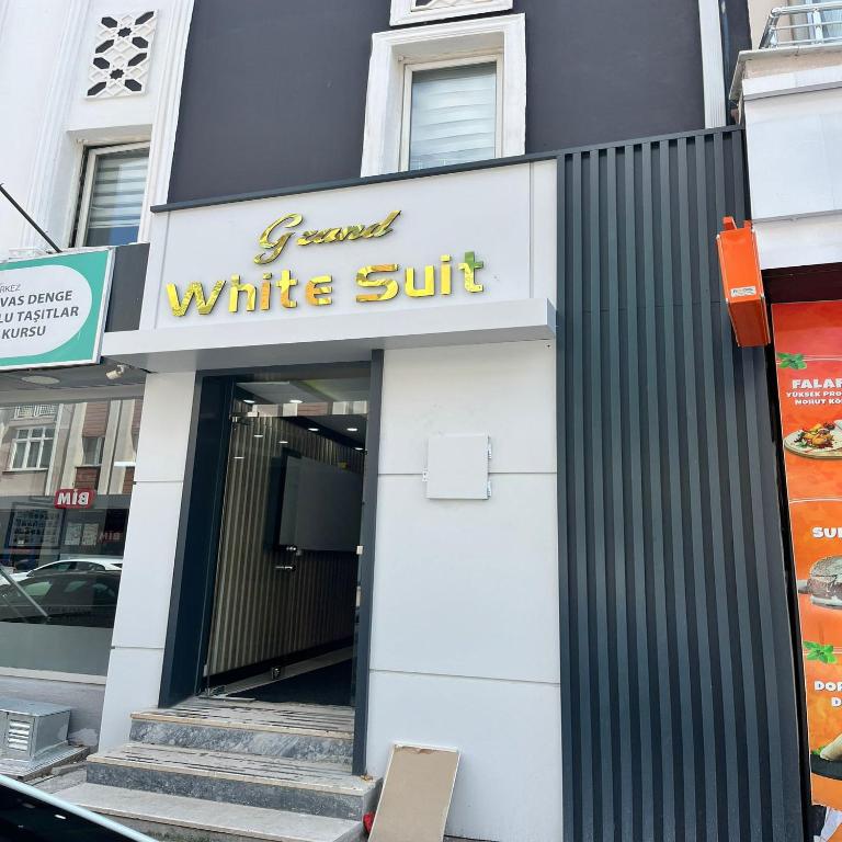 un edificio blanco con un cartel que lee cosas blancas en GRAND WHİTE SUİT OTEL, en Sivas