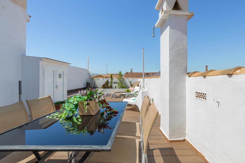una mesa en un balcón con una planta en C20 - Adorable Apartment in the Center with Sun Terrace, en Málaga