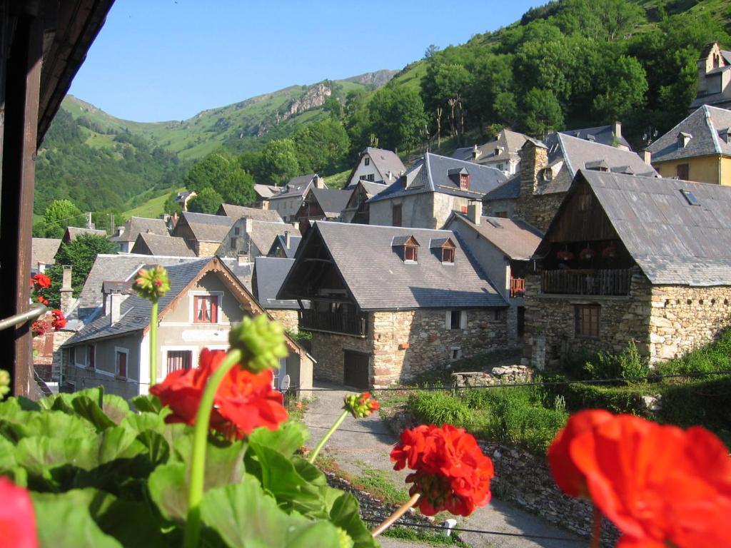 Nespecifikovaný výhled na hory nebo výhled na hory při pohledu z hotelu
