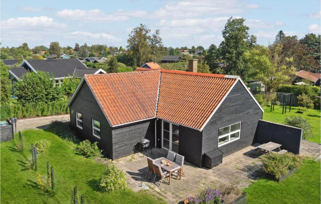 una vista aérea de una casa negra con techo naranja en Awesome Home In Malling With Wifi en Malling