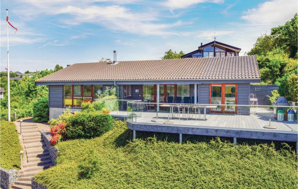 エーベルトフトにあるAwesome Home In Ebeltoft With 4 Bedrooms And Wifiのブルーハウス デッキ付