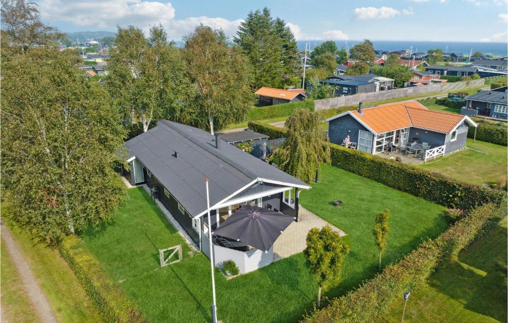 una vista aérea de una casa con techo en 3 Bedroom Beautiful Home In Juelsminde, en Sønderby