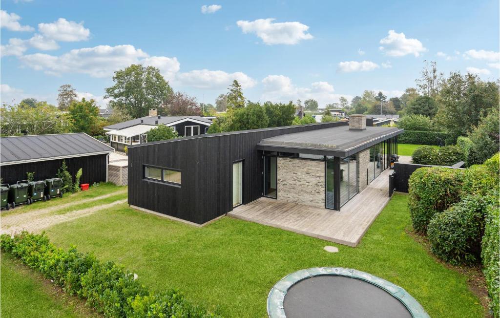ヒュールスミンネにあるAmazing Home In Juelsminde With 4 Bedrooms And Wifiの黒屋根のモダンな家