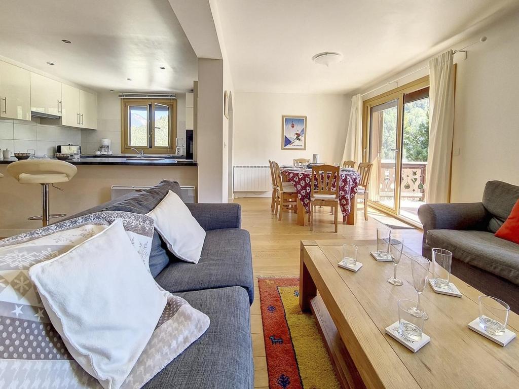 ein Wohnzimmer mit zwei Sofas und einem Tisch in der Unterkunft Chalet charmant au village avec cheminée, terrasse et parking - FR-1-688-57 in Méribel
